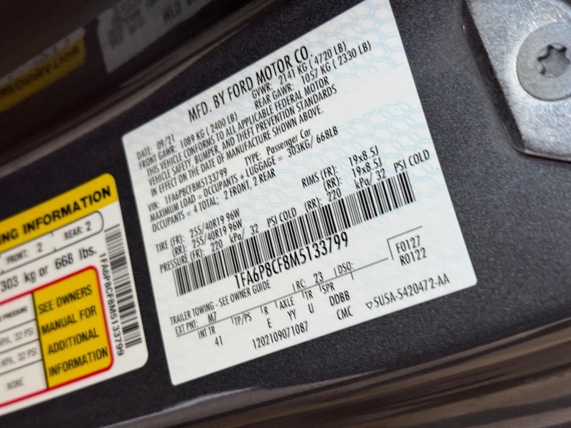 Ford Mustang Vehicle Full-screen Gallery Image 18