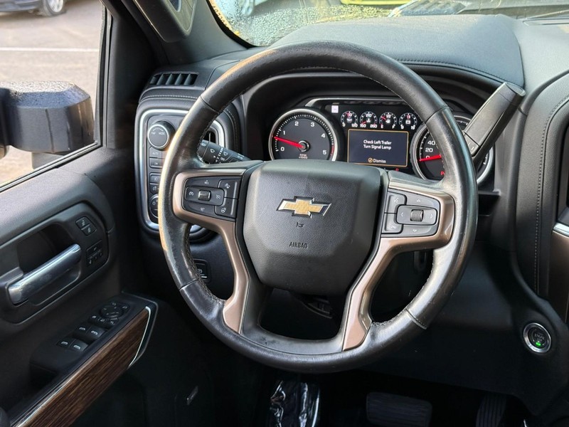 Chevrolet Silverado 2500HD Vehicle Image 16