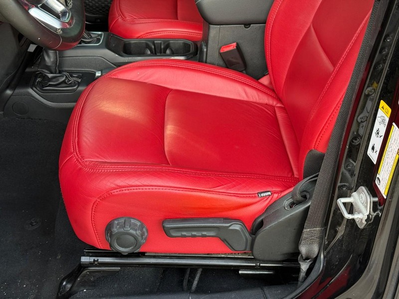 Jeep Wrangler Unlimited Vehicle Full-screen Gallery Image 12