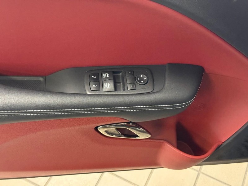 Dodge Challenger Vehicle Full-screen Gallery Image 06