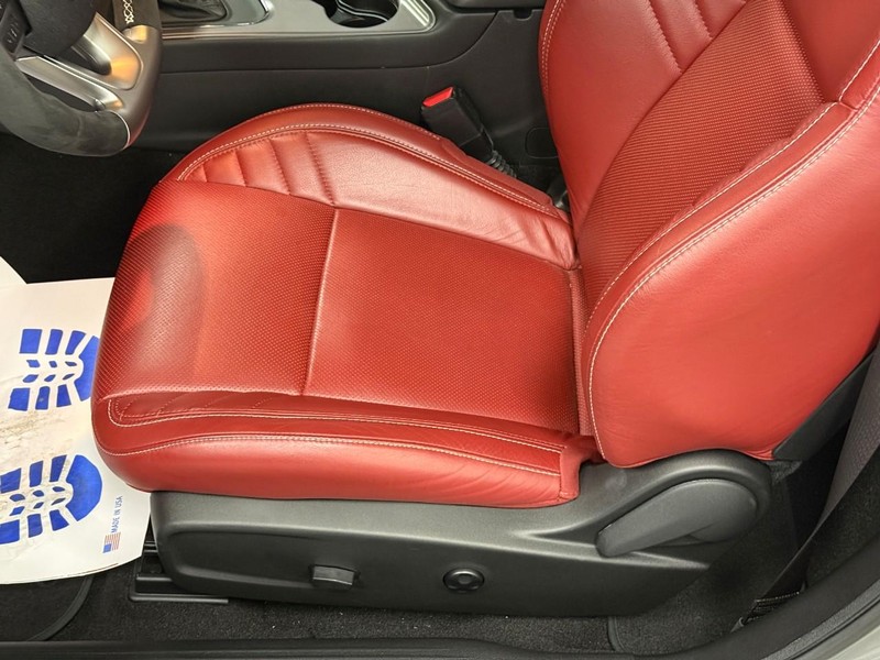 Dodge Challenger Vehicle Full-screen Gallery Image 08