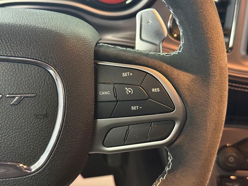 Dodge Challenger Vehicle Full-screen Gallery Image 11