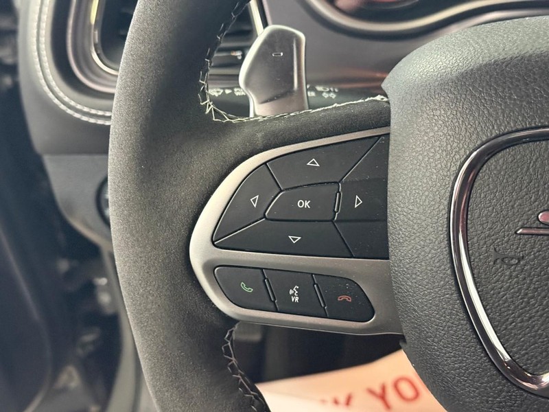 Dodge Challenger Vehicle Full-screen Gallery Image 12