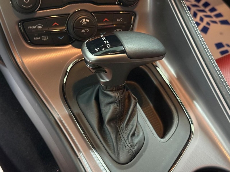 Dodge Challenger Vehicle Full-screen Gallery Image 13