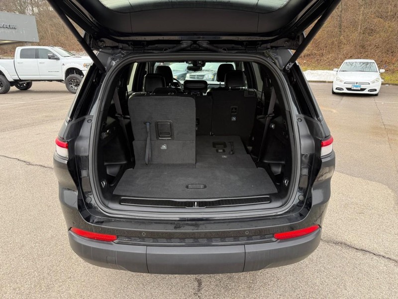 Jeep Grand Cherokee L Vehicle Full-screen Gallery Image 5