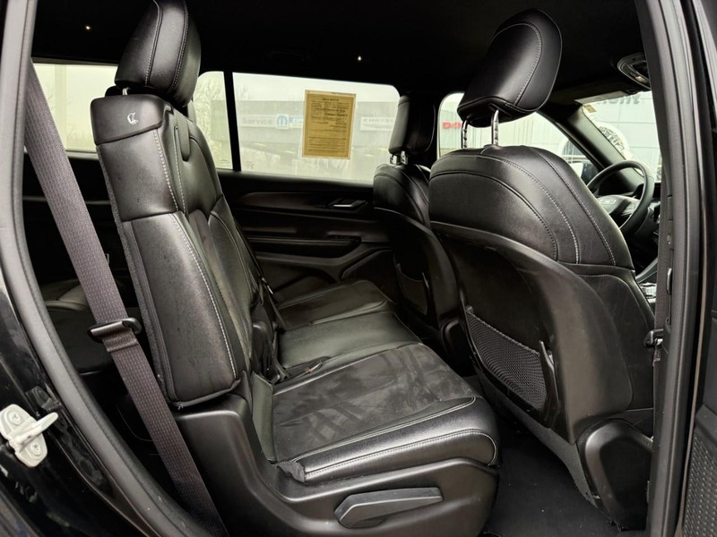 Jeep Grand Cherokee L Vehicle Full-screen Gallery Image 10