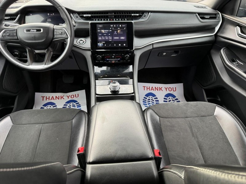 Jeep Grand Cherokee L Vehicle Full-screen Gallery Image 11