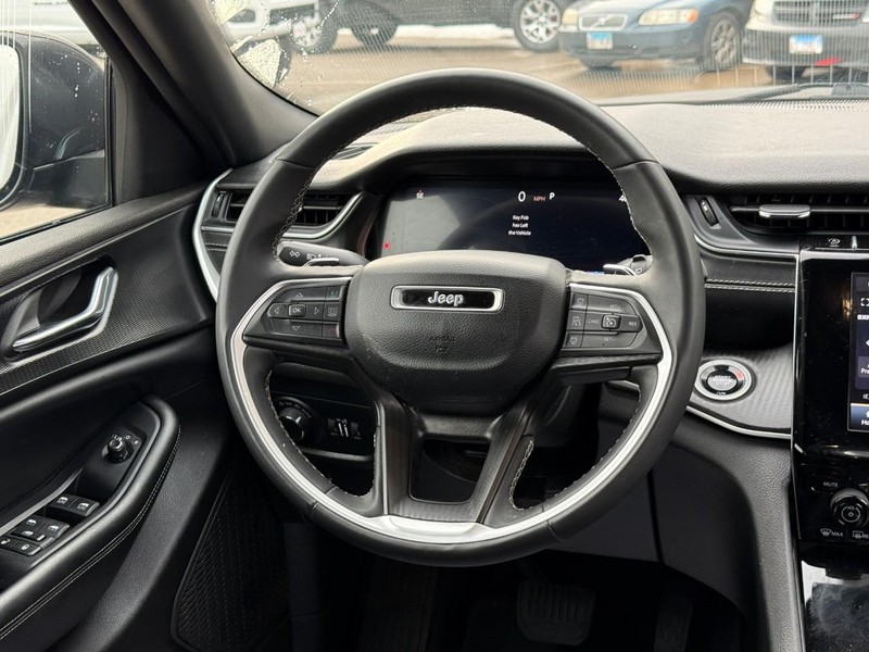 Jeep Grand Cherokee L Vehicle Full-screen Gallery Image 12