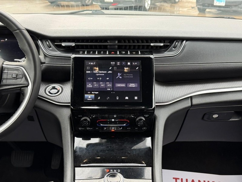 Jeep Grand Cherokee L Vehicle Full-screen Gallery Image 13