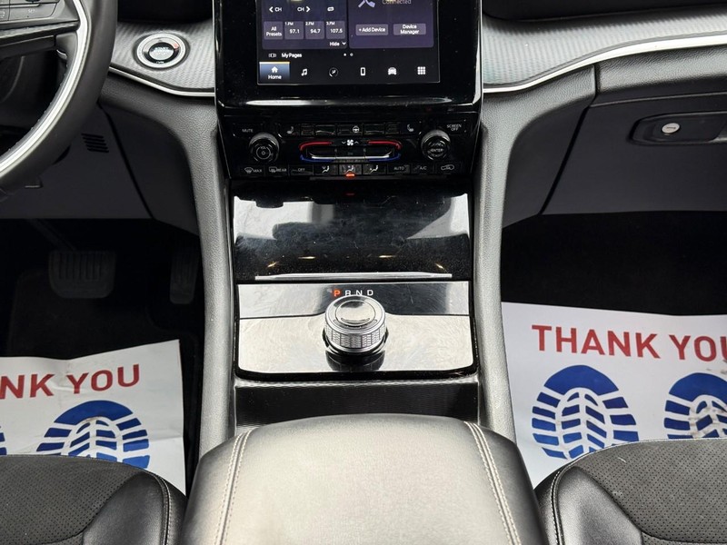 Jeep Grand Cherokee L Vehicle Full-screen Gallery Image 15