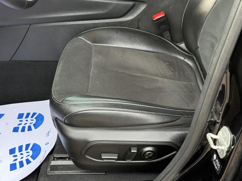 Jeep Grand Cherokee L Vehicle Full-screen Gallery Image 17