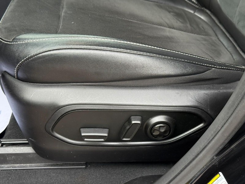 Jeep Grand Cherokee L Vehicle Full-screen Gallery Image 18