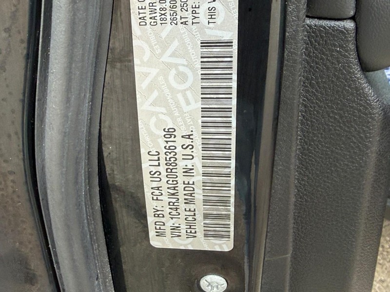 Jeep Grand Cherokee L Vehicle Full-screen Gallery Image 22