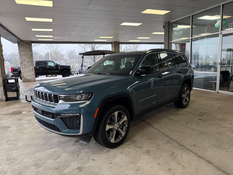 Jeep Grand Cherokee L Vehicle Full-screen Gallery Image 2