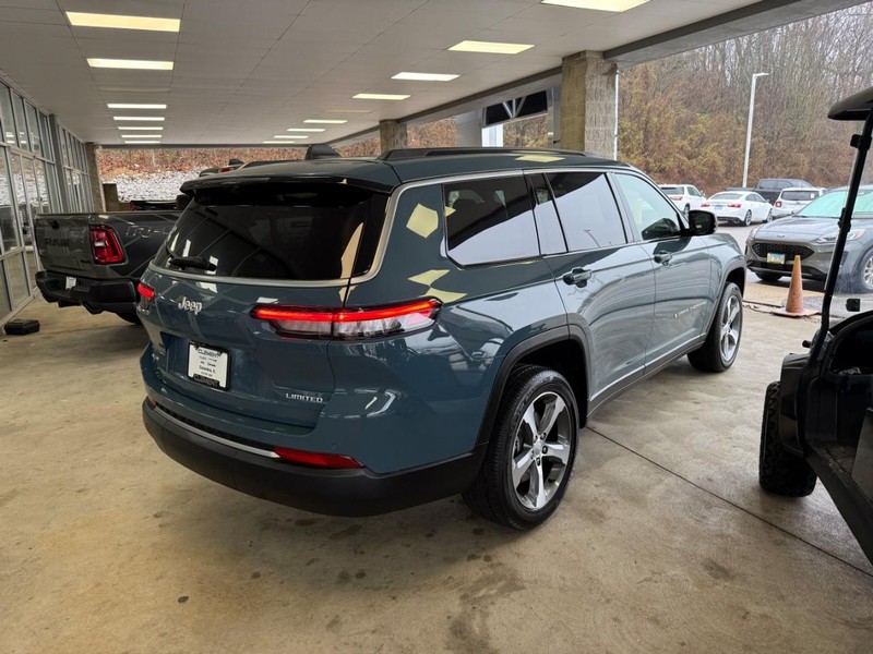 Jeep Grand Cherokee L Vehicle Full-screen Gallery Image 3