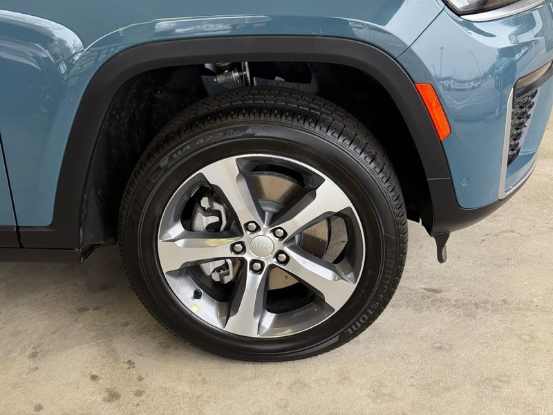 Jeep Grand Cherokee L Vehicle Full-screen Gallery Image 4