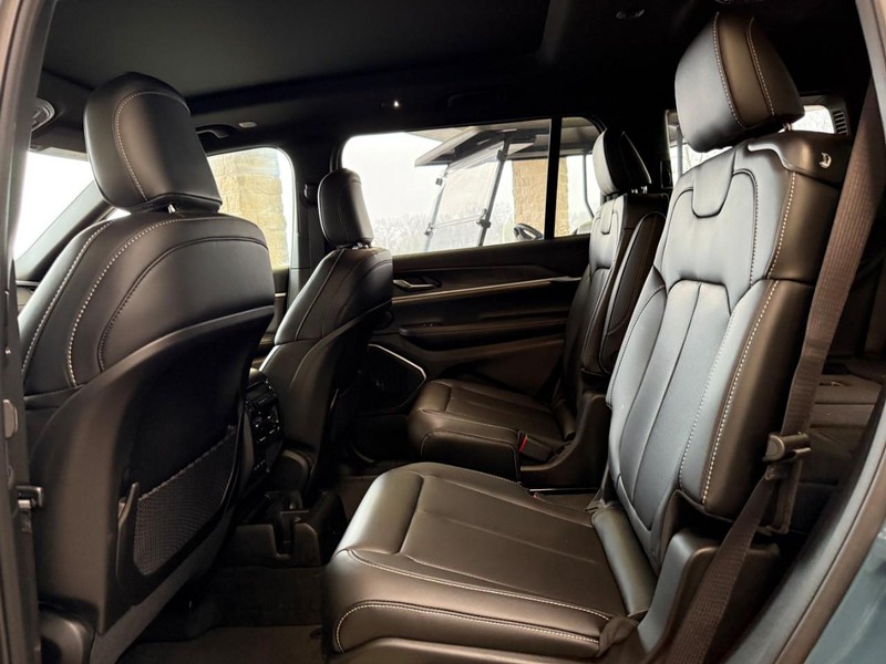 Jeep Grand Cherokee L Vehicle Full-screen Gallery Image 6