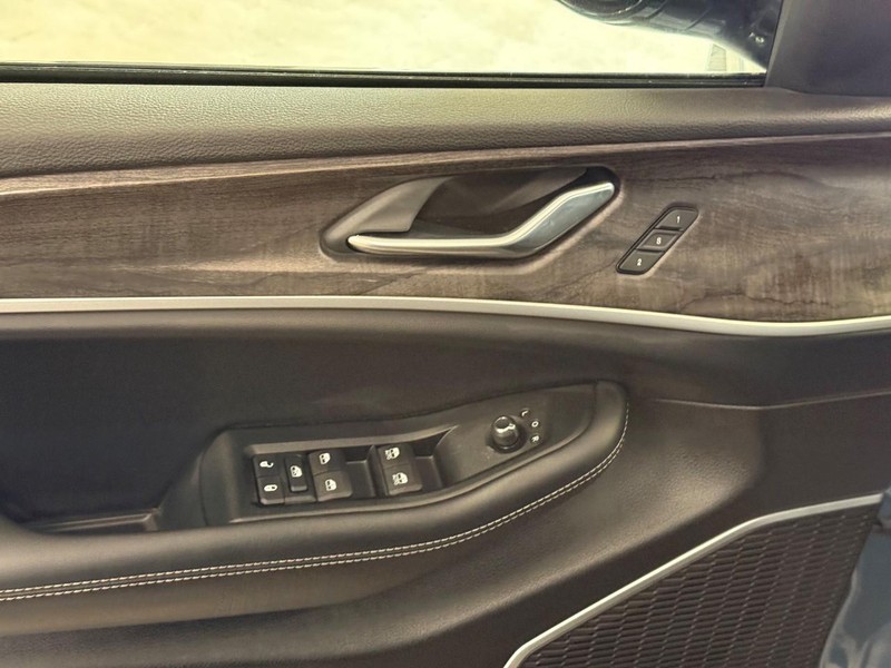 Jeep Grand Cherokee L Vehicle Full-screen Gallery Image 7