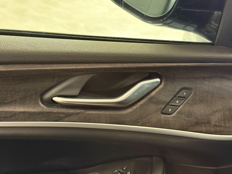 Jeep Grand Cherokee L Vehicle Full-screen Gallery Image 8