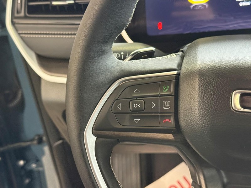 Jeep Grand Cherokee L Vehicle Full-screen Gallery Image 11