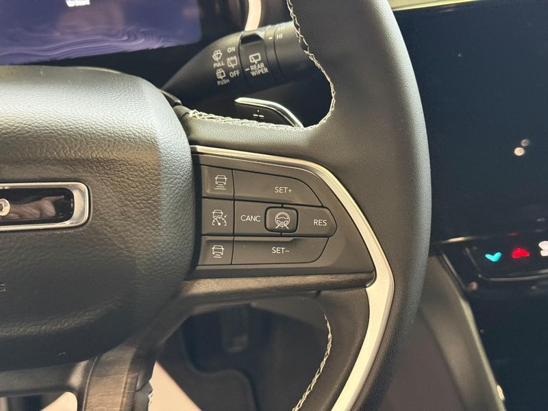 Jeep Grand Cherokee L Vehicle Full-screen Gallery Image 12