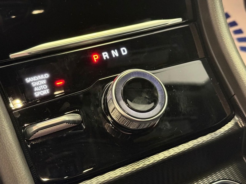 Jeep Grand Cherokee L Vehicle Full-screen Gallery Image 13