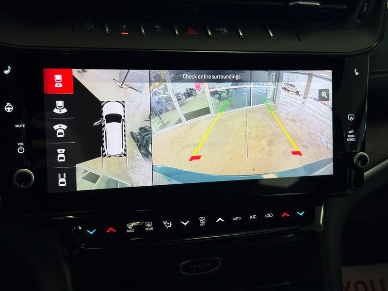 Jeep Grand Cherokee L Vehicle Full-screen Gallery Image 14