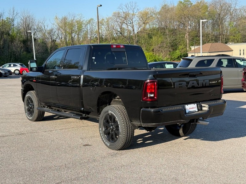 Ram 2500 Vehicle Full-screen Gallery Image 3