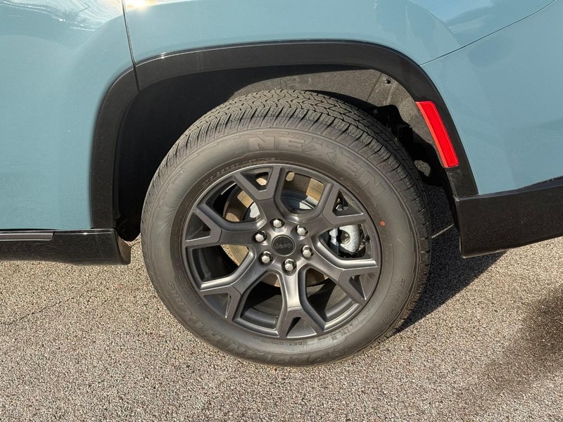 Jeep Grand Wagoneer Vehicle Full-screen Gallery Image 4