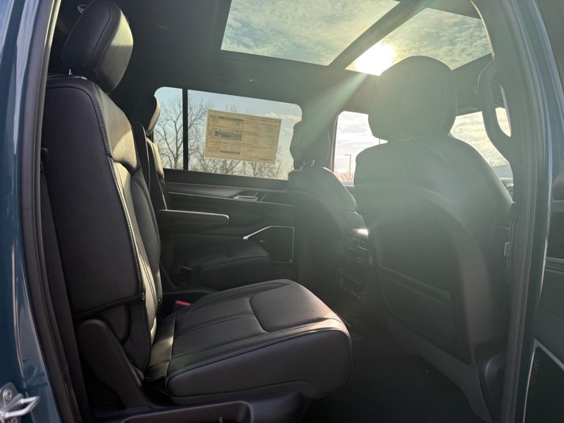 Jeep Grand Wagoneer Vehicle Full-screen Gallery Image 5