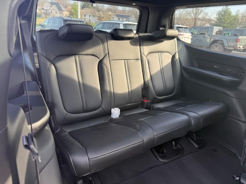 Jeep Grand Wagoneer Vehicle Full-screen Gallery Image 6