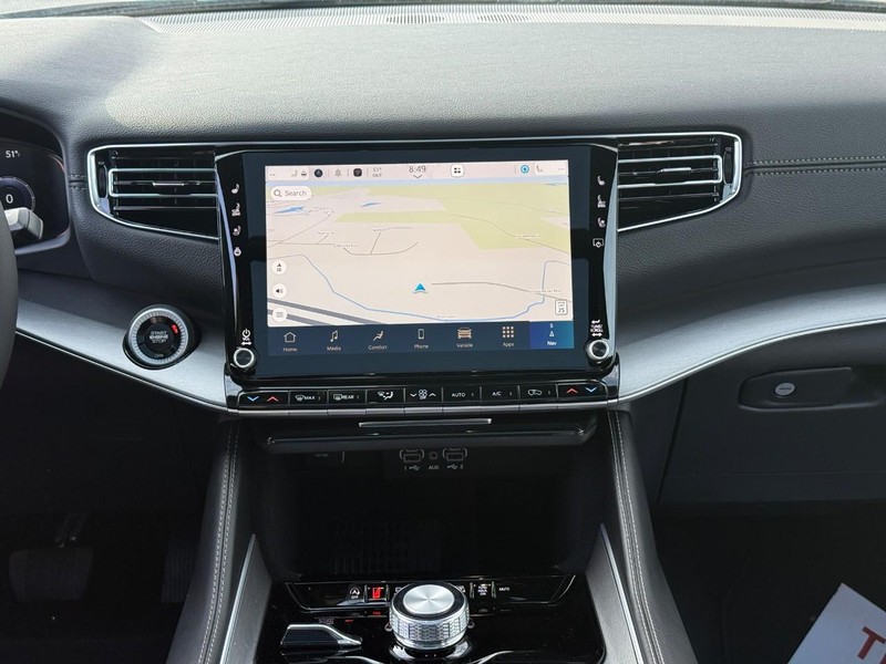 Jeep Grand Wagoneer Vehicle Full-screen Gallery Image 9