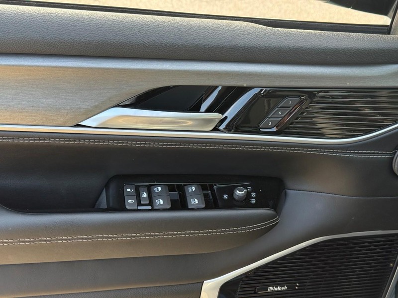 Jeep Grand Wagoneer Vehicle Full-screen Gallery Image 10