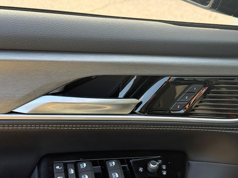 Jeep Grand Wagoneer Vehicle Full-screen Gallery Image 11