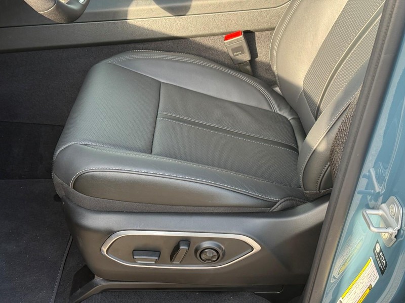 Jeep Grand Wagoneer Vehicle Full-screen Gallery Image 12