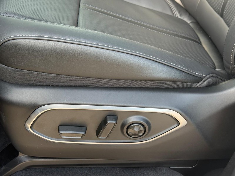 Jeep Grand Wagoneer Vehicle Full-screen Gallery Image 13