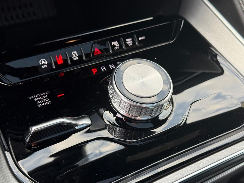 Jeep Grand Wagoneer Vehicle Full-screen Gallery Image 16