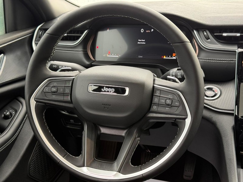 Jeep Grand Cherokee Vehicle Full-screen Gallery Image 8