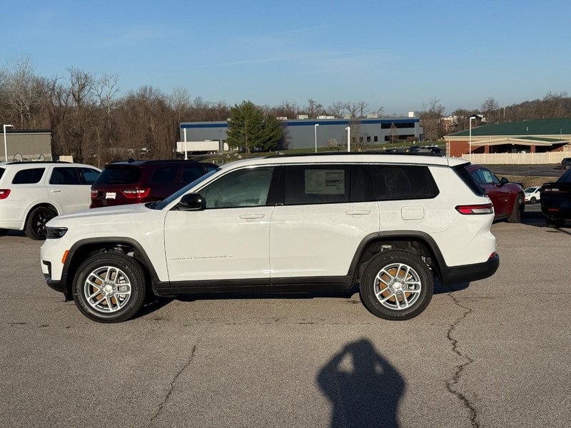 Jeep Grand Cherokee L Vehicle Full-screen Gallery Image 2