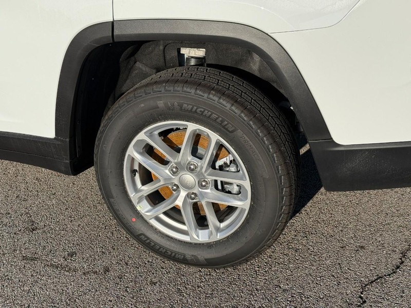 Jeep Grand Cherokee L Vehicle Full-screen Gallery Image 4