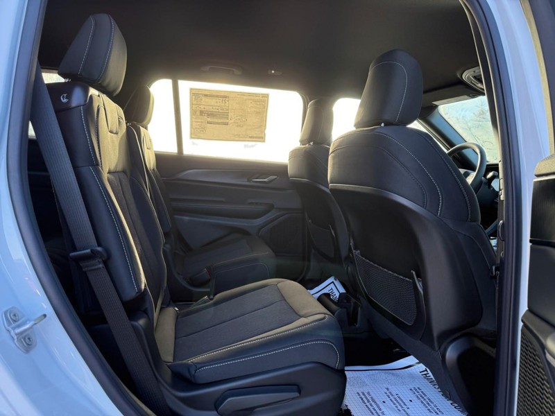 Jeep Grand Cherokee L Vehicle Full-screen Gallery Image 6