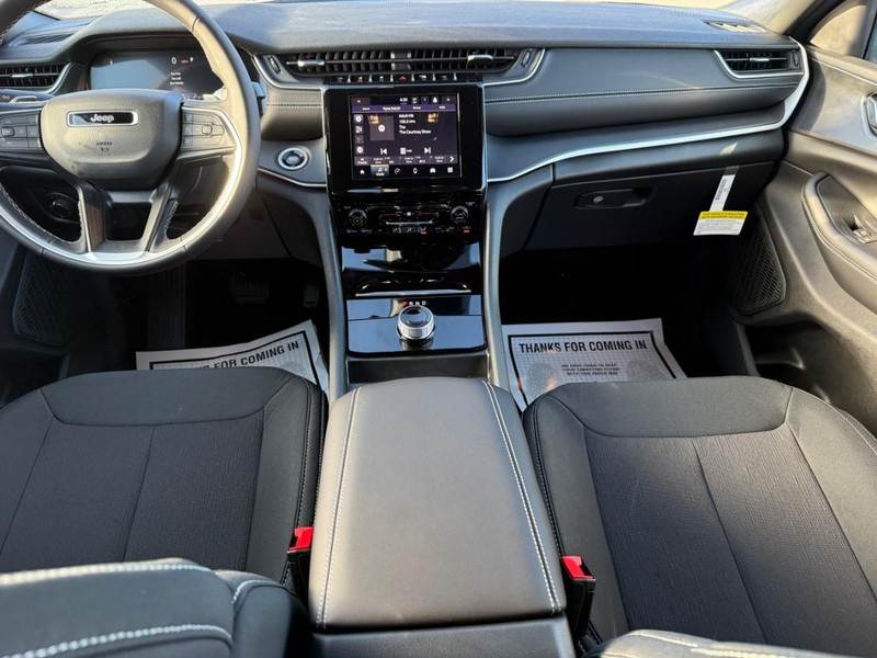 Jeep Grand Cherokee L Vehicle Full-screen Gallery Image 8