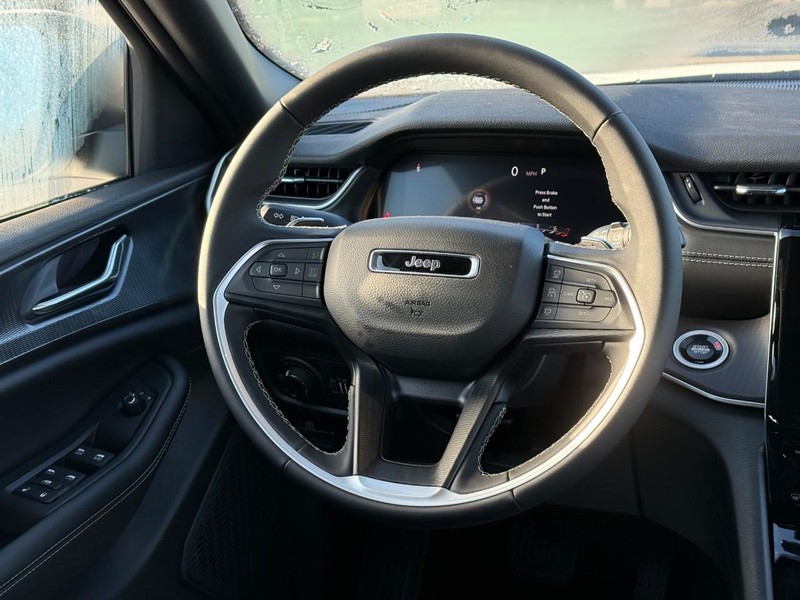 Jeep Grand Cherokee L Vehicle Full-screen Gallery Image 9