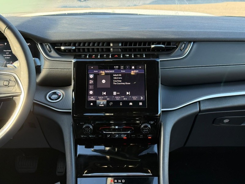 Jeep Grand Cherokee L Vehicle Full-screen Gallery Image 10