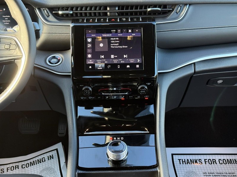 Jeep Grand Cherokee L Vehicle Full-screen Gallery Image 11