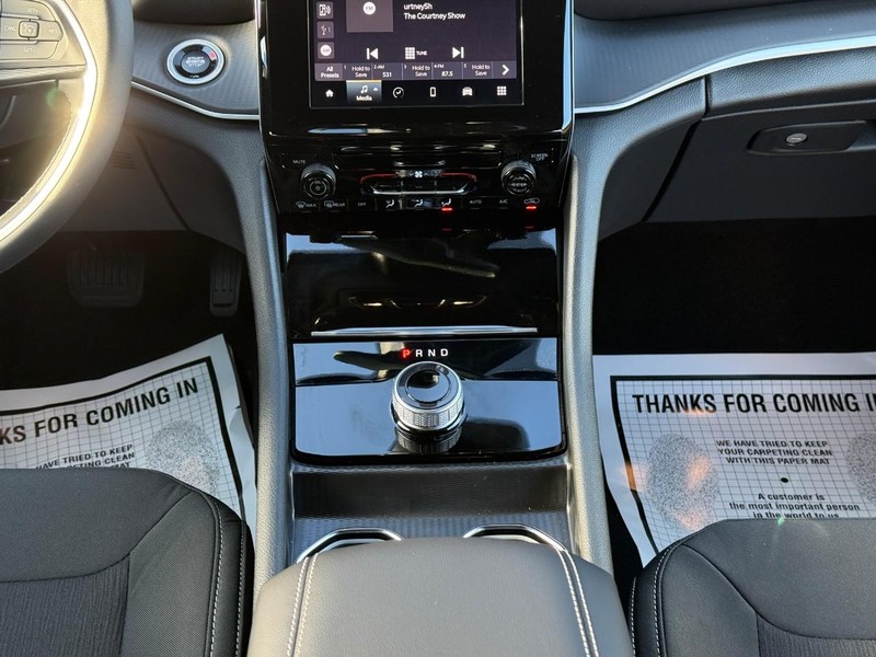 Jeep Grand Cherokee L Vehicle Full-screen Gallery Image 12