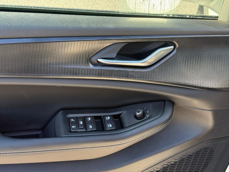 Jeep Grand Cherokee L Vehicle Full-screen Gallery Image 13