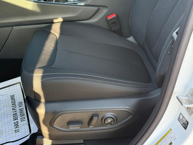 Jeep Grand Cherokee L Vehicle Full-screen Gallery Image 14