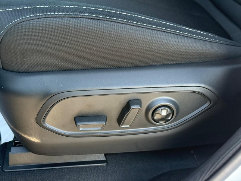 Jeep Grand Cherokee L Vehicle Full-screen Gallery Image 15