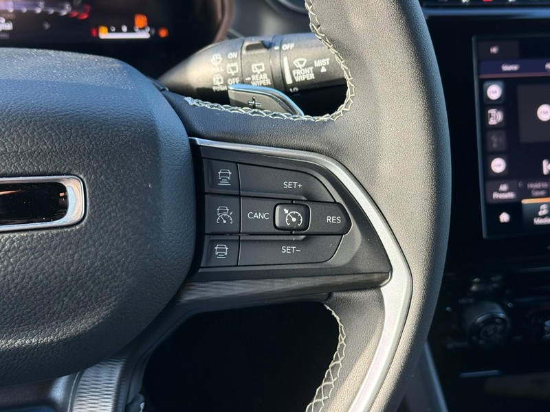 Jeep Grand Cherokee L Vehicle Full-screen Gallery Image 16